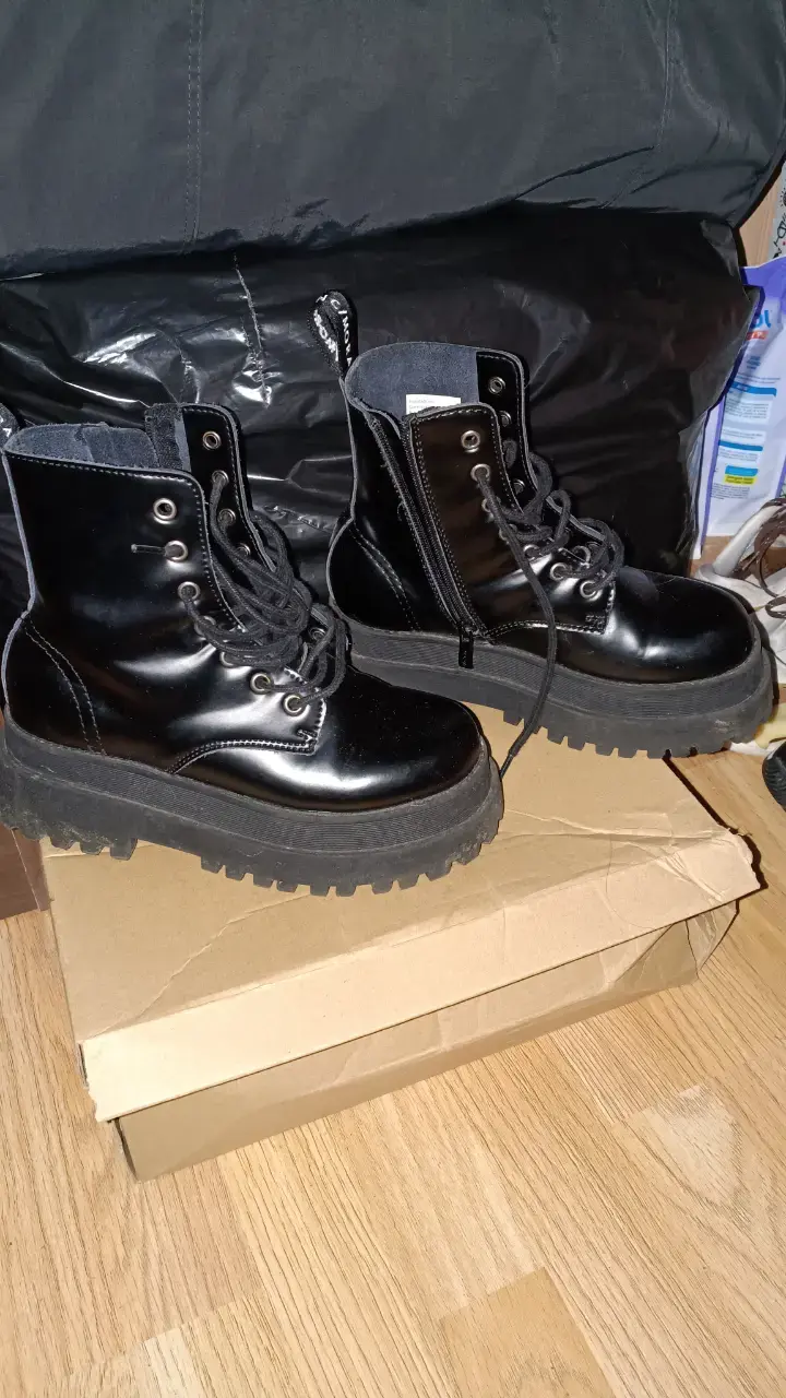 Botas negras de cuero con plataforma - 1