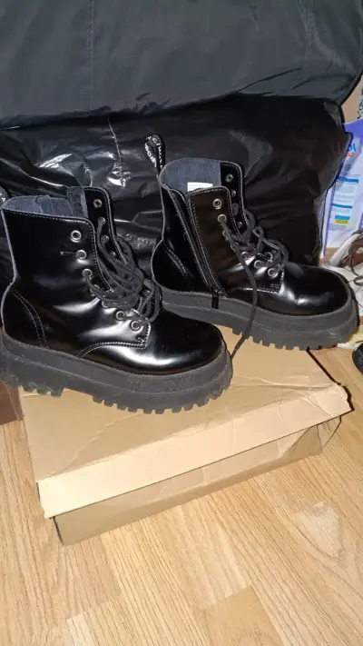 Botas negras de cuero con plataforma - miniatura 1