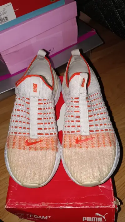 Zapatillas deportivas Nike blancas y naranjas - miniatura 1