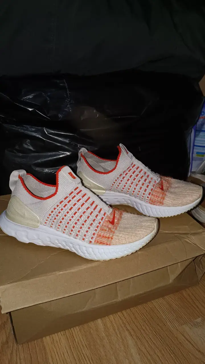 Zapatillas deportivas Nike blancas y naranjas - 2