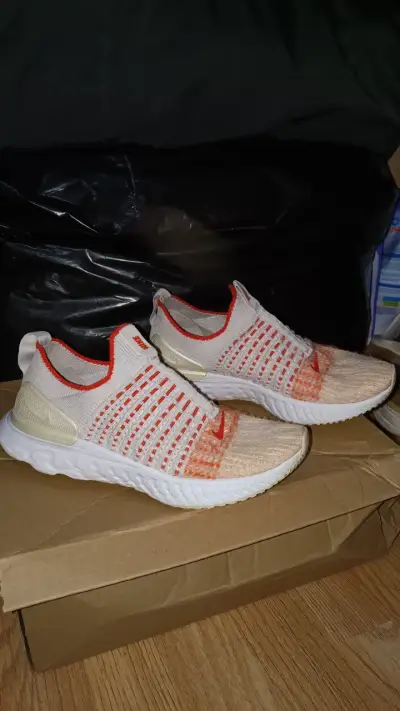 Zapatillas deportivas Nike blancas y naranjas - miniatura 2