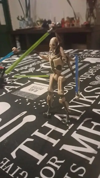 Figura de acción General Grievous con sables de luz - miniatura 2