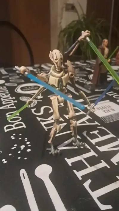 Figura de acción General Grievous con sables de luz - miniatura 3