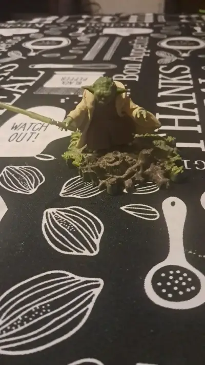 Figura de colección de personaje verde con capa - miniatura 1