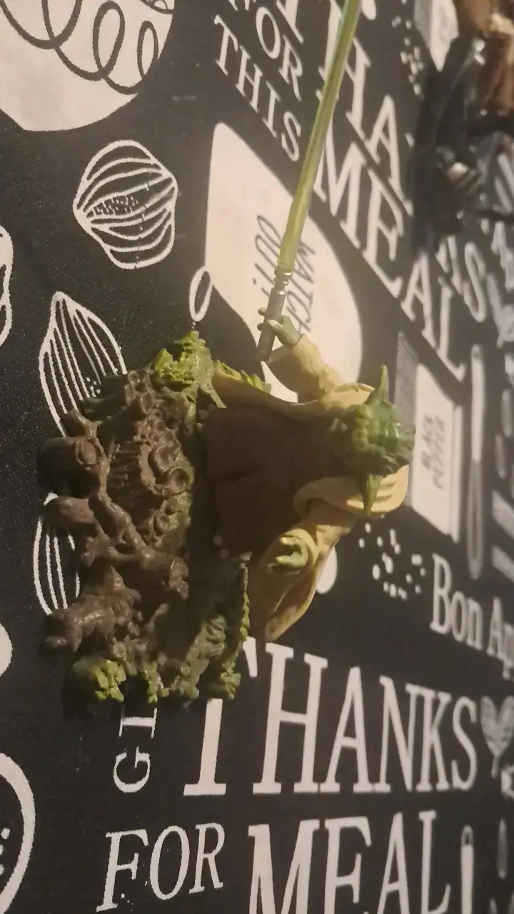 Figura de colección de personaje verde con capa - 2