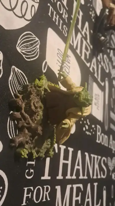 Figura de colección de personaje verde con capa - miniatura 2