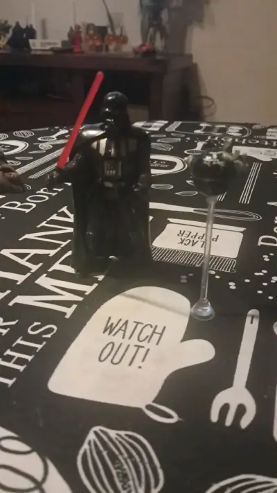 Figura de acción Darth Vader con sable de luz - miniatura 1