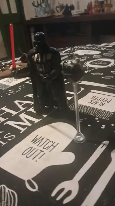 Figura de acción Darth Vader con sable de luz - miniatura 2