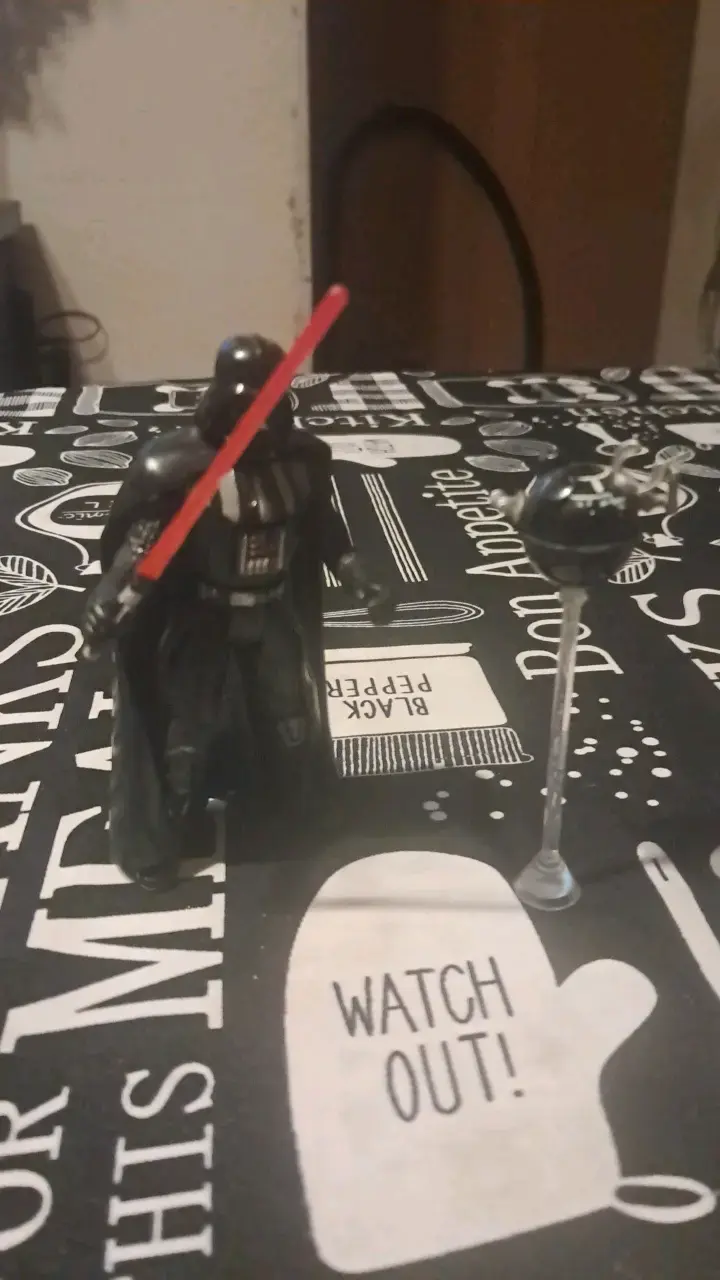 Figura de acción Darth Vader con sable de luz - 3