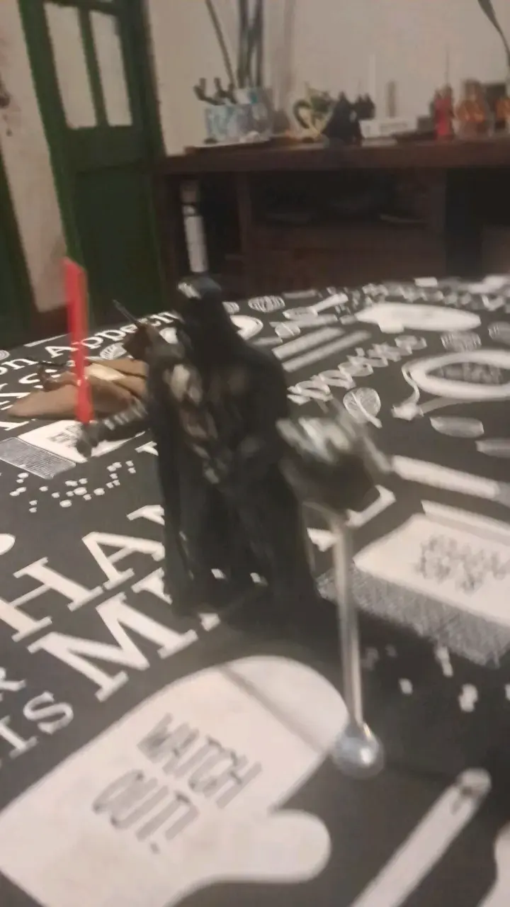 Figura de acción Darth Vader con sable de luz - 4