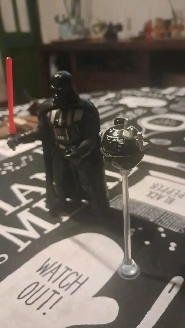 Figura de acción Darth Vader con sable de luz - 5