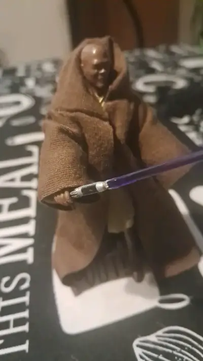 Figura de acción Jedi con sable de luz - miniatura 3
