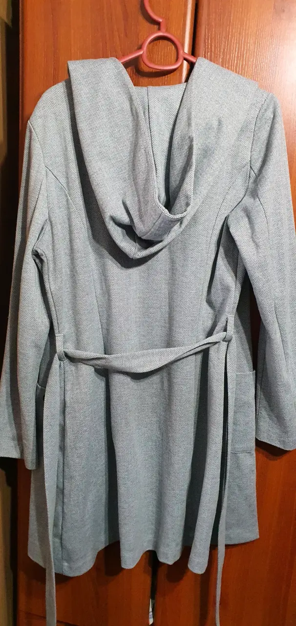 Abrigo gris con capucha y bolsillos - 2