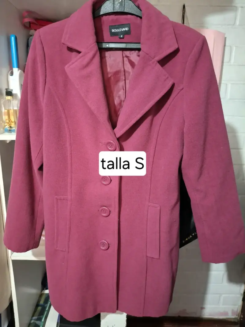 Abrigo de mujer color fucsia oscuro talla S