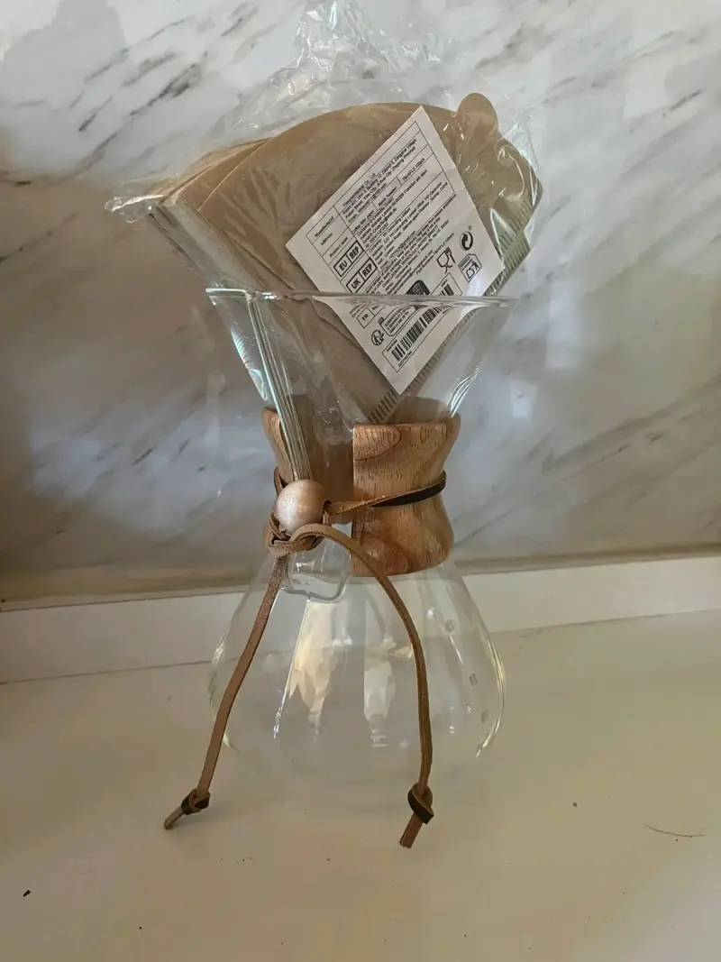 Cafetera de vidrio con filtros de papel