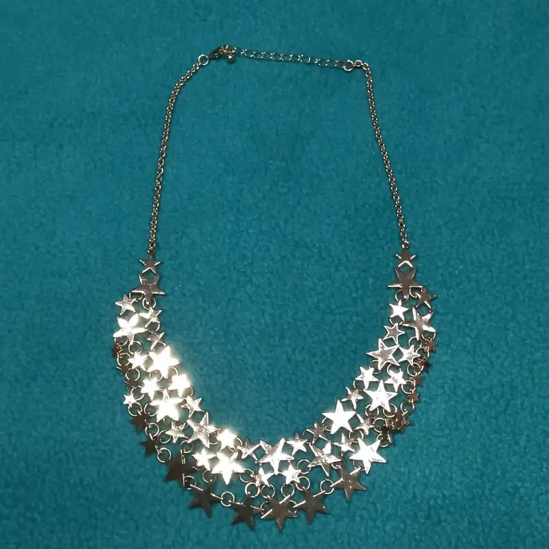 Collar de estrellas dorado elegante - 1