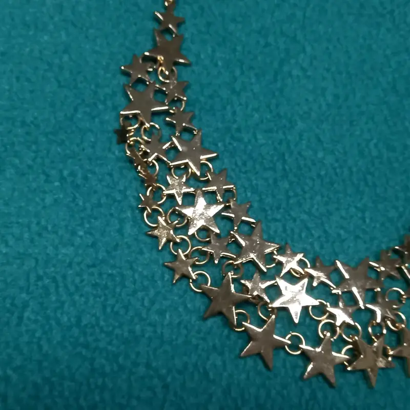 Collar de estrellas dorado elegante - 2