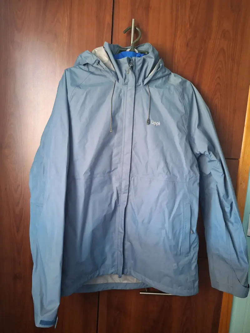 Chaqueta impermeable azul con capucha para hombre - 2