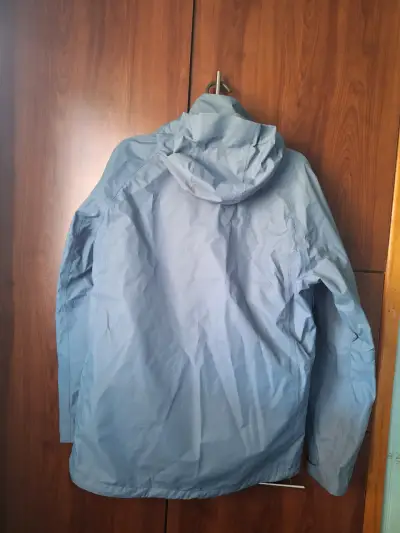 Chaqueta impermeable azul con capucha para hombre - miniatura 3