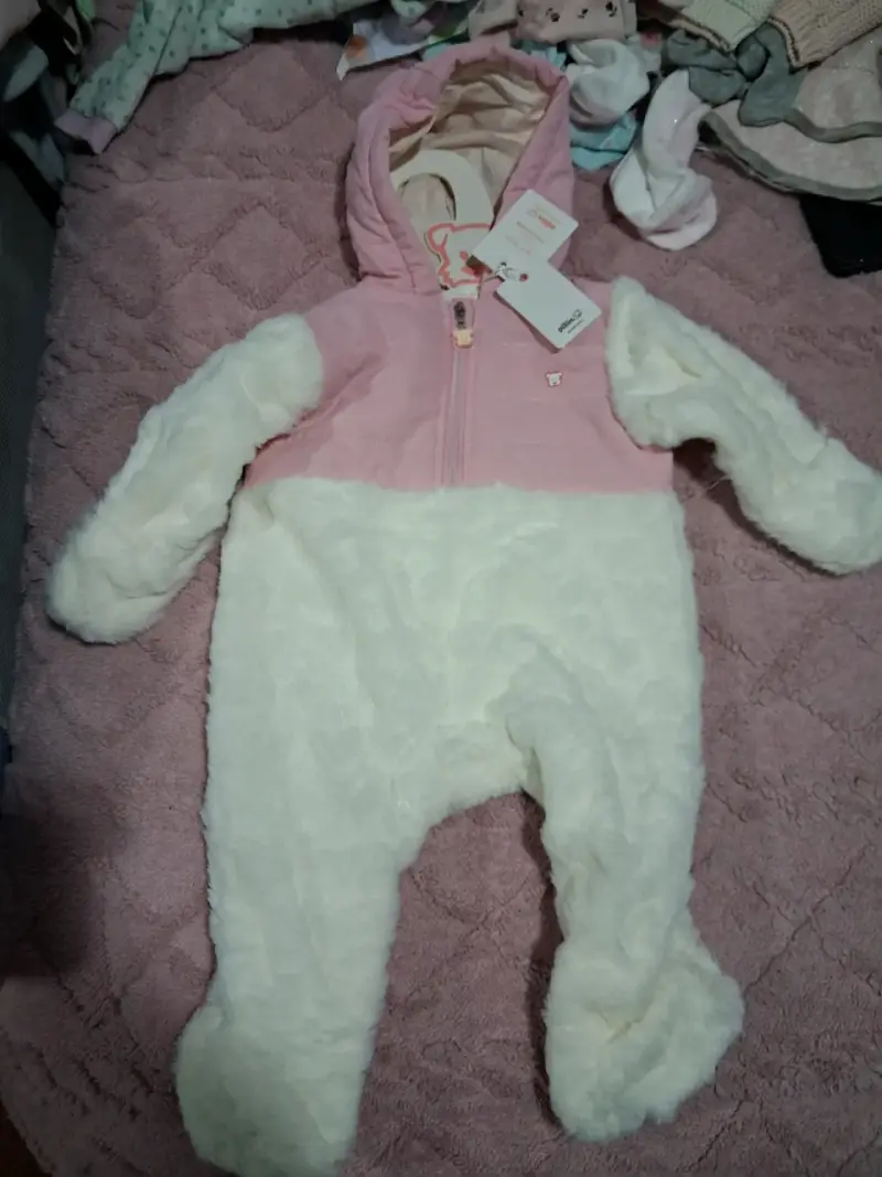 Enterito de bebé polar rosado y blanco