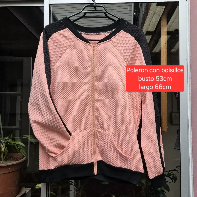 Polerón rosado con bolsillos y cierre