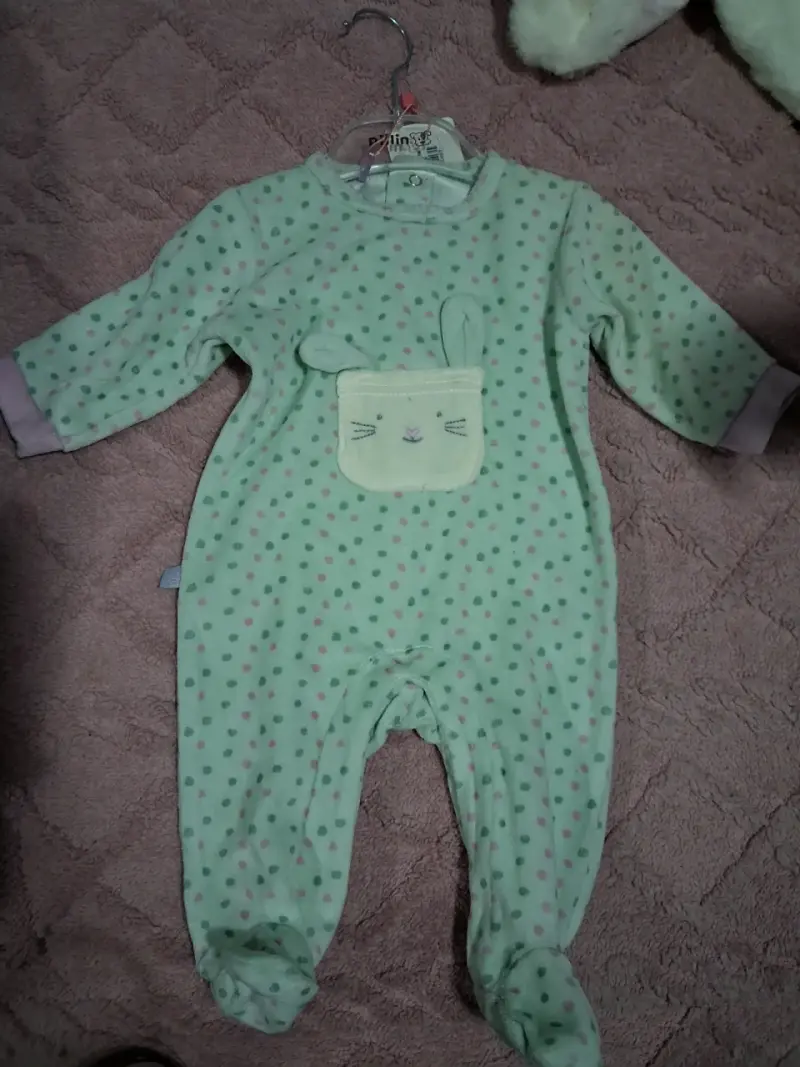 Pijama enterito para bebé verde con diseño de conejo