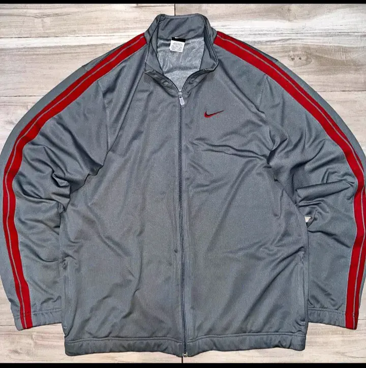 Chaqueta deportiva gris con franjas rojas Nike - 1