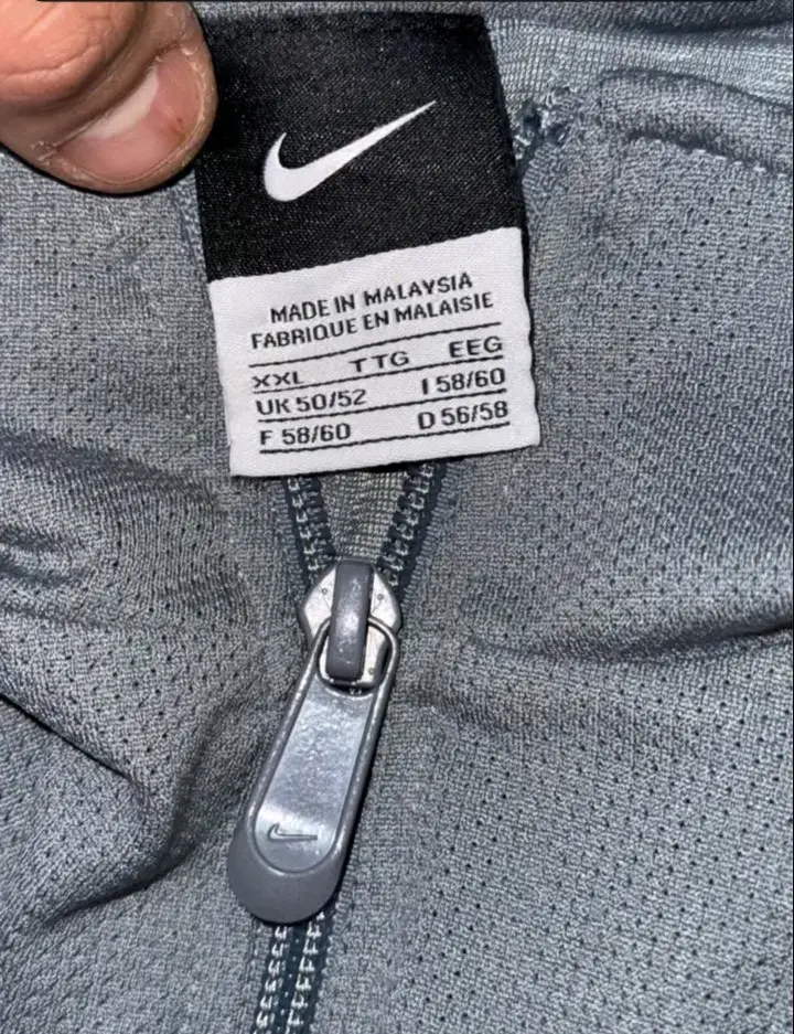 Chaqueta deportiva gris con franjas rojas Nike - 3
