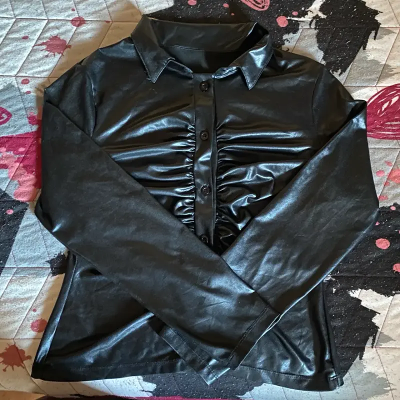 Blusa negra de cuero sintético con fruncido