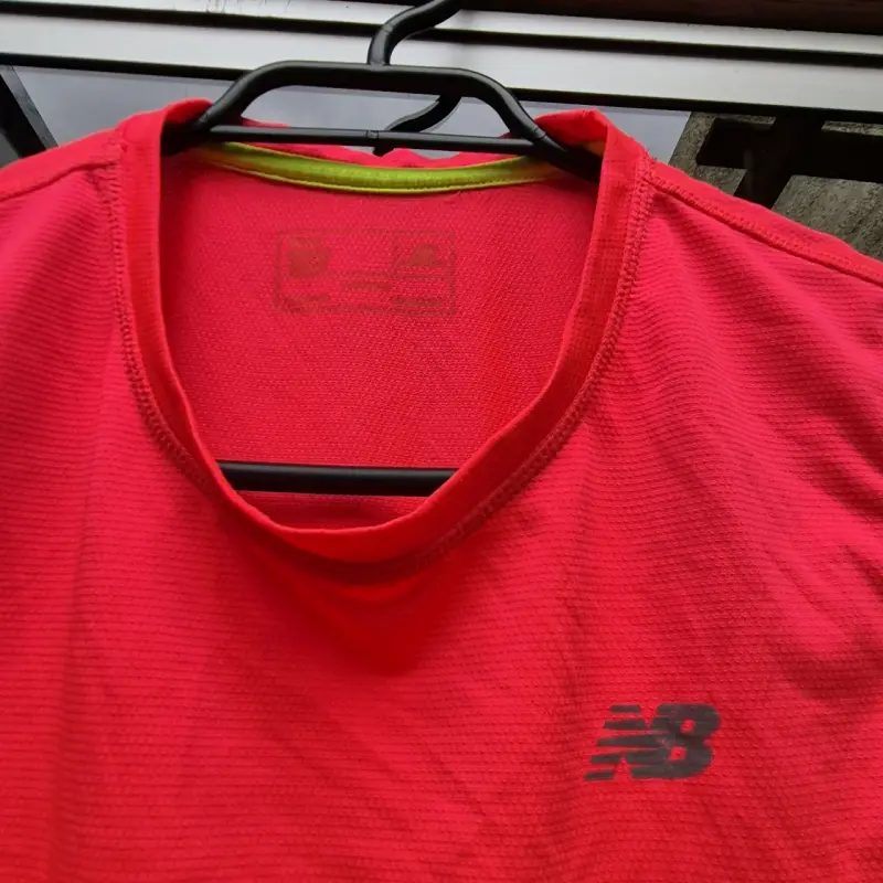 Polera deportiva rosa neón New Balance reflectante - 2