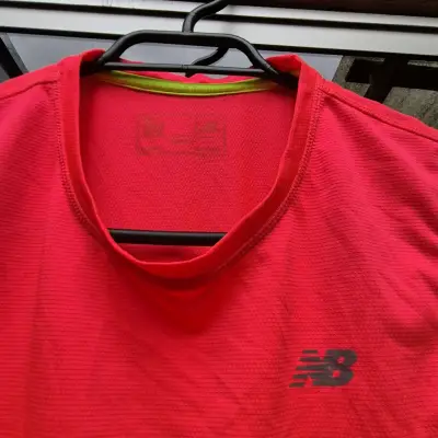 Polera deportiva rosa neón New Balance reflectante - miniatura 2