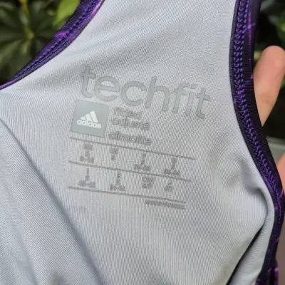 Polera deportiva Adidas Techfit morada - miniatura 3