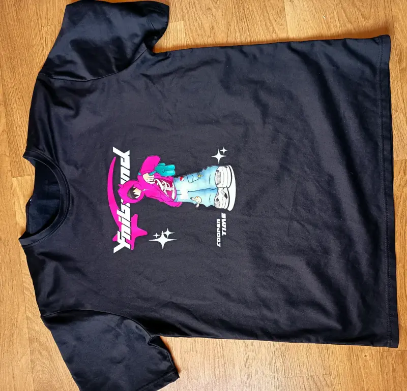 Polera negra con diseño gráfico juvenil - 1