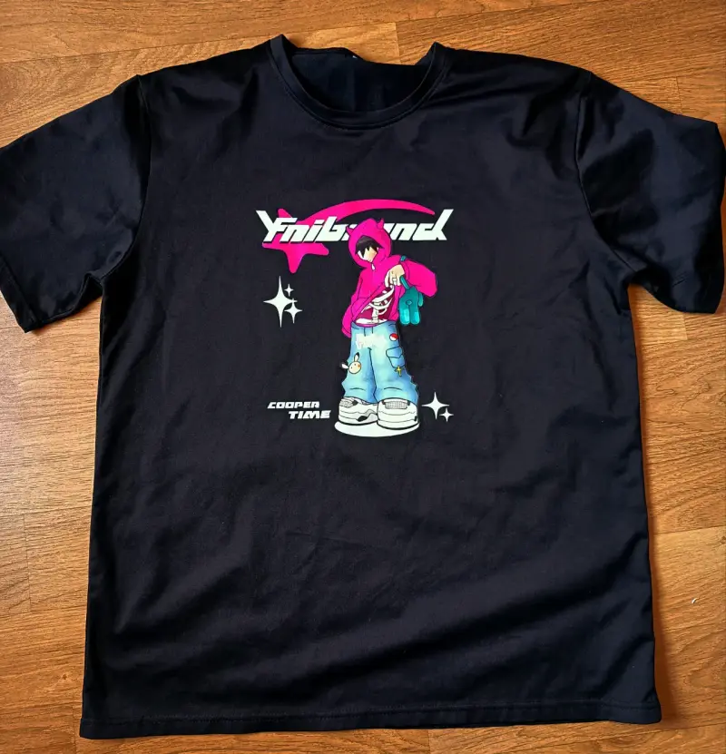 Polera negra con diseño gráfico juvenil - 2