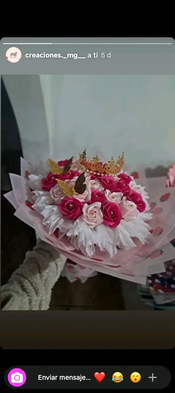 Ramo de flores artificiales con corona decorativa
