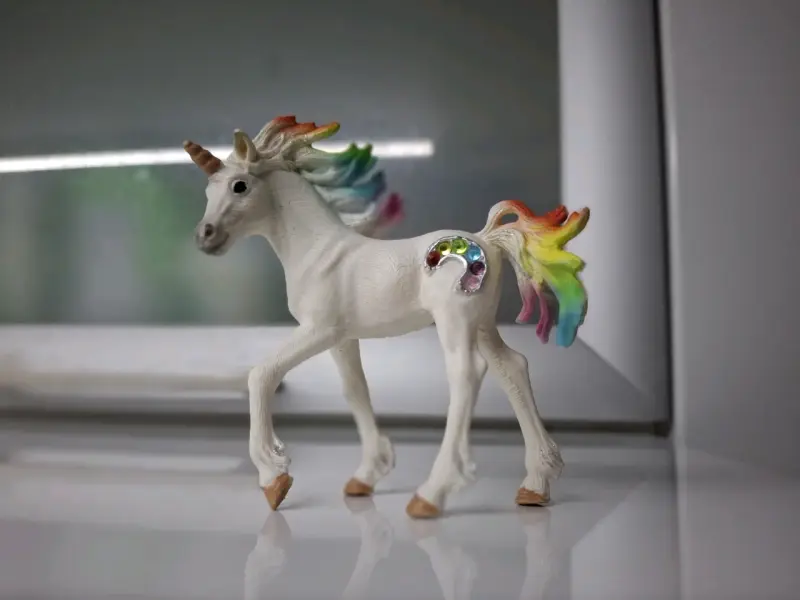 Figura de unicornio Schleich con crin arcoíris - 1