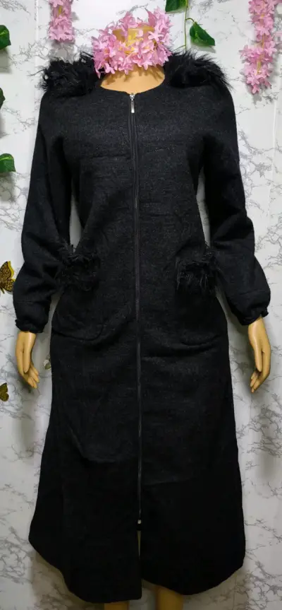 Abrigo largo negro con cuello de peluche - miniatura 1