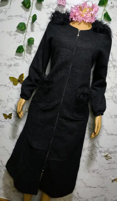 Abrigo largo negro con cuello de peluche - miniatura 2
