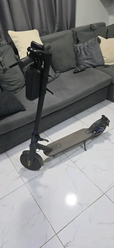 Scooter eléctrico plegable en buen estado - miniatura 1
