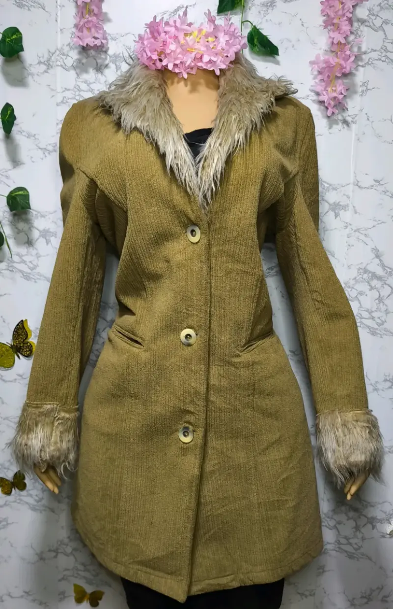 Abrigo de mujer con cuello y puños de peluche - 1