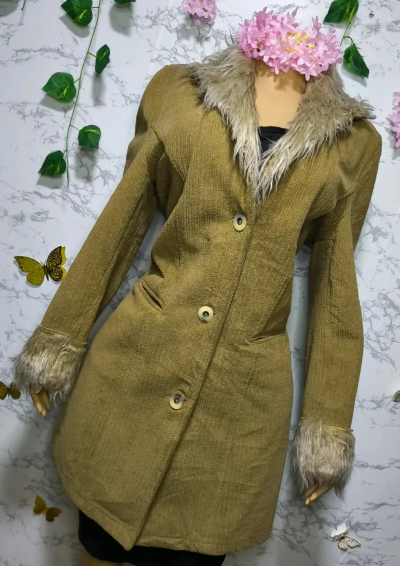Abrigo de mujer con cuello y puños de peluche - 2