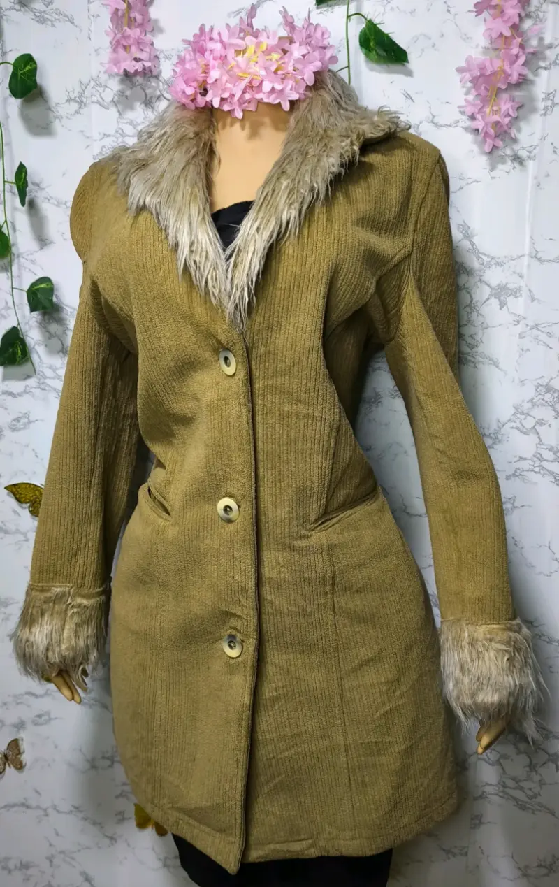 Abrigo de mujer con cuello y puños de peluche - 3