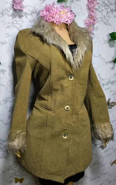 Abrigo de mujer con cuello y puños de peluche - miniatura 4