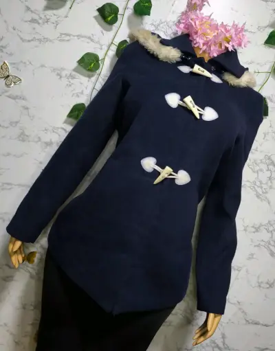 Abrigo azul con capucha y cierre de botones - miniatura 1