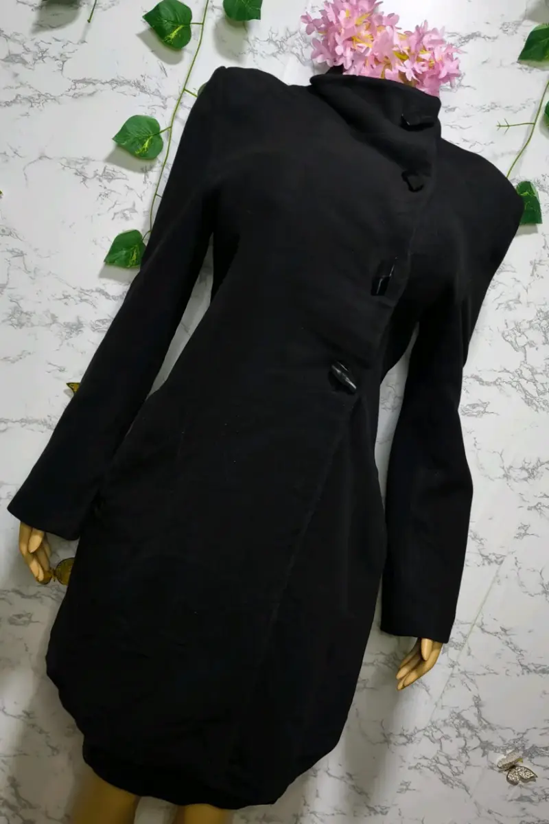 Abrigo negro elegante para mujer - 1