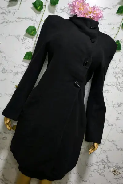 Abrigo negro elegante para mujer - miniatura 1