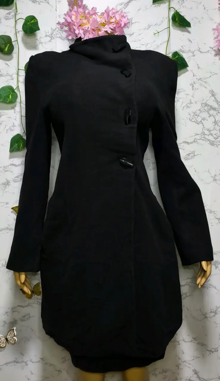 Abrigo negro elegante para mujer - 2