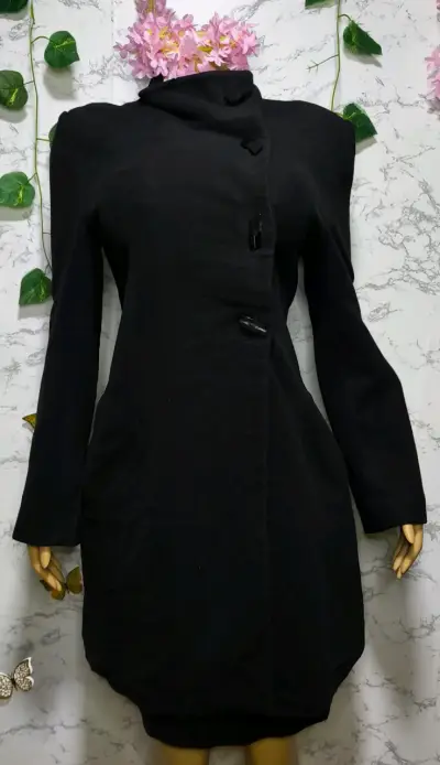 Abrigo negro elegante para mujer - miniatura 2