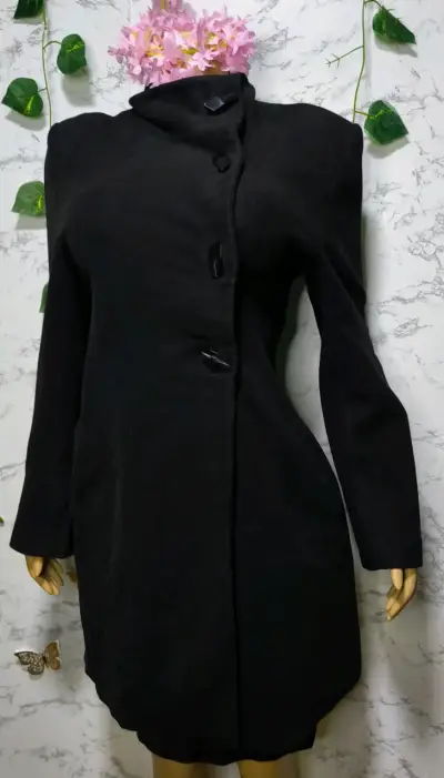 Abrigo negro elegante para mujer - miniatura 3