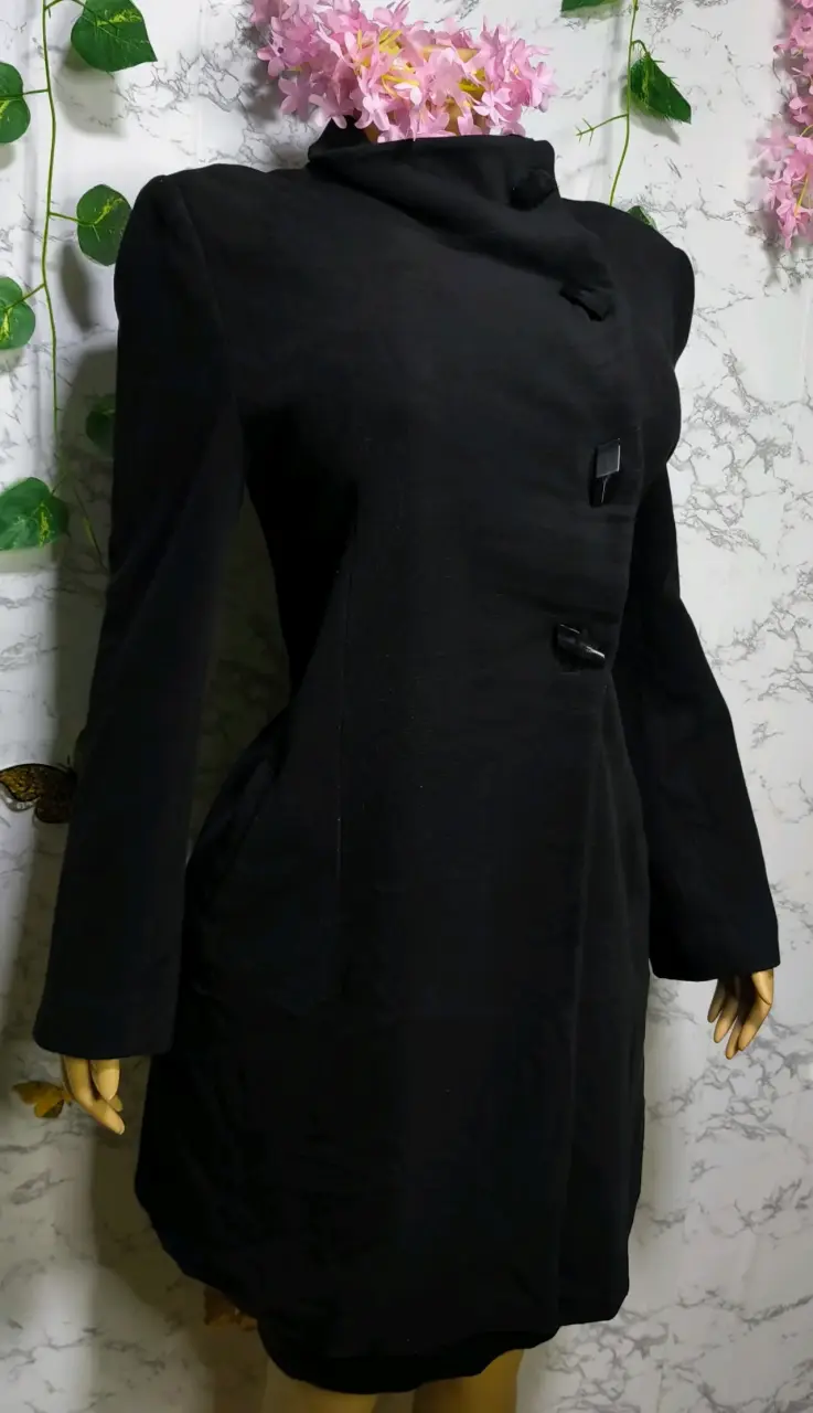 Abrigo negro elegante para mujer - 4